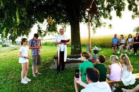 Mlačevo znamenje je blagoslovil velesovski župnik in dekan Slavko Kalan